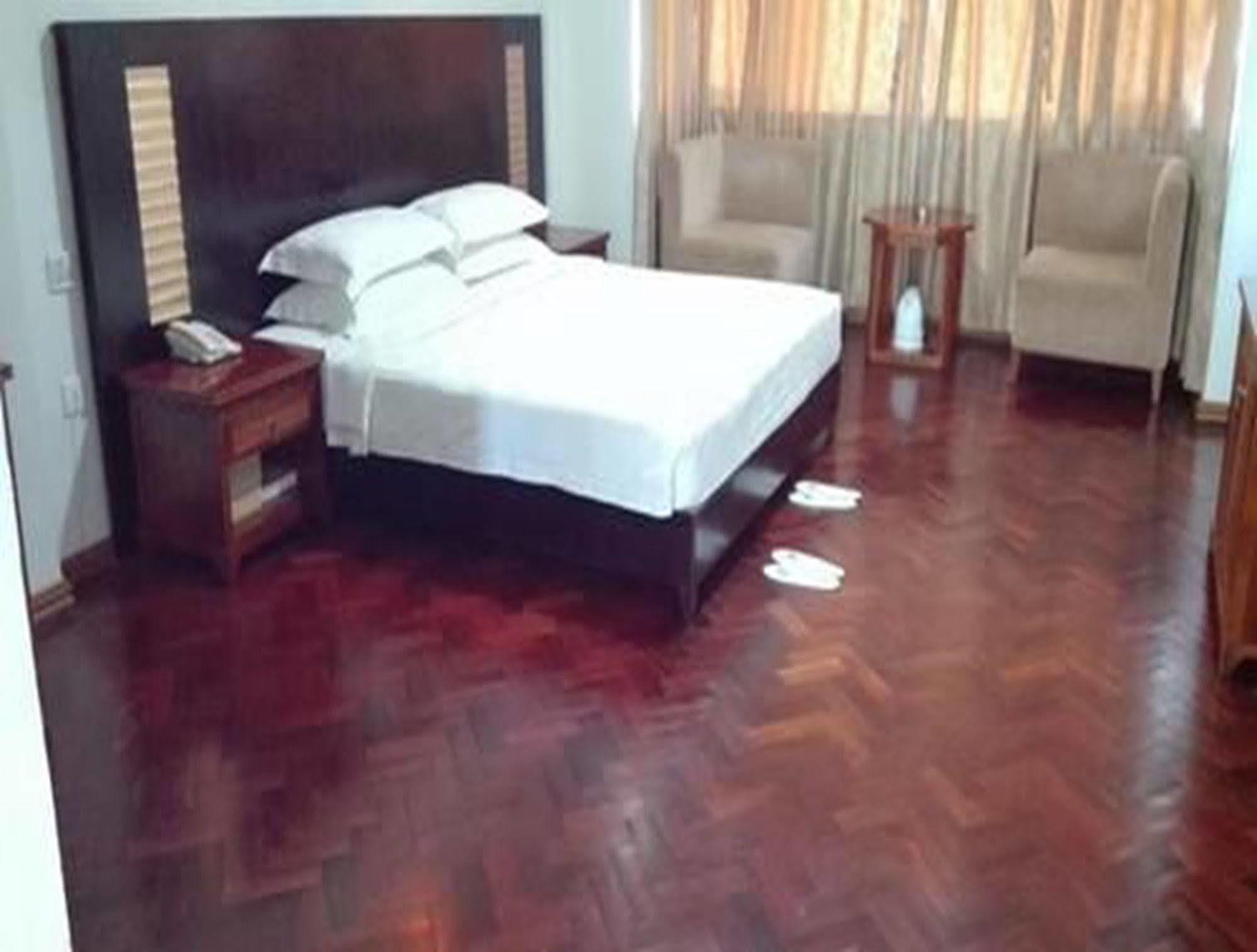 Myat Thinzar Hotel Oattara Thiri Buitenkant foto